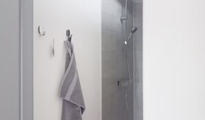 Douche, sĂšche-cheveux, serviettes fournies, savon