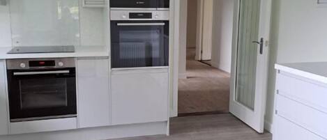 KĂŒhlschrank, Mikrowelle, Ofen, Herdplatte