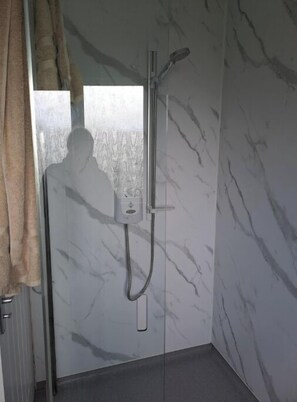 Douche, sĂšche-cheveux, serviettes fournies, savon