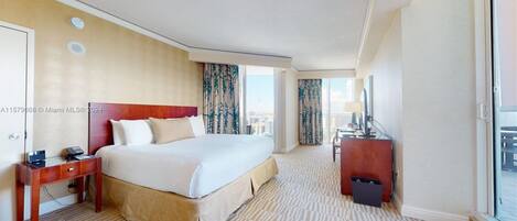 1 dormitori, planxa i posts de planxar i un bressol de viatge