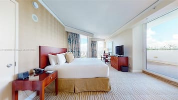 1 quarto, ferros/tábuas de passar roupa, berço de viagem