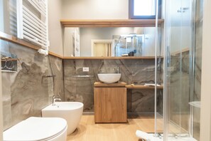 Habitación doble estándar | Escritorio, espacio para trabajar con laptop y insonorización 