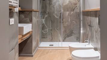 Suite Luxury, vista città | Bagno | Doccia, asciugacapelli, asciugamani, sapone