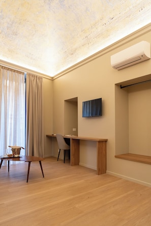 Luxury Suite, City View | Living area