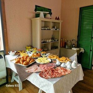 Free daily local cuisine breakfast  - Relax cottage  (Valtopina)