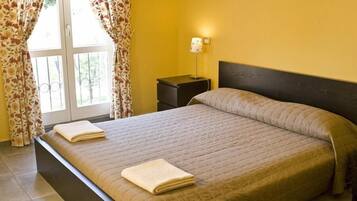 Chambre Triple Standard, vue piscine | Minibar, Wi-Fi gratuit