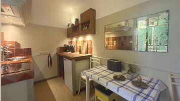 KĂŒhlschrank, Mikrowelle, Ofen, Herdplatte