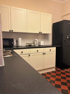 Apartment | Private kitchen | Fridge, microwave, oven, stovetop - Stylish 2 Bedroom Apartment in Havant (Havant)