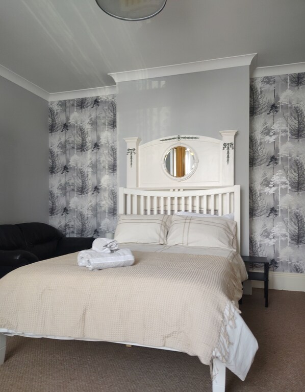 2 bedrooms, iron/ironing board, free WiFi, bed sheets - Stylish 2 Bedroom Apartment in Havant (Havant)