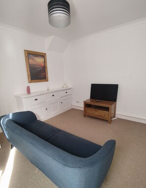 Apartment | Living area - Stylish 2 Bedroom Apartment in Havant (Havant)