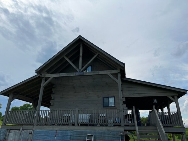 A wooden cabin with a balcony and a covered porch area. - Driftless Log Cabin w/ Kickapoo Valley View (Readstown)