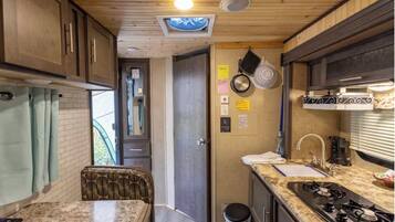 Micro-ondes, plaque de cuisson, lave-vaisselle