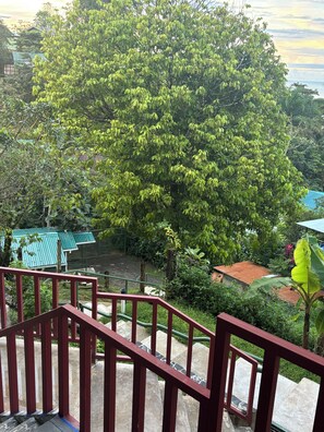 Interior - Willy's Fish Camp, Hillside, Ocean View rooms, walk to markets, trails, beaches (Bahia Drake)