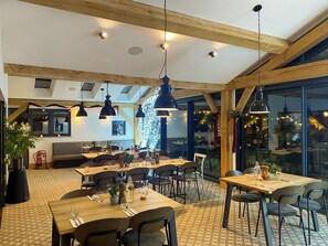 Dining - *New* Squirrels Leap: Lake View with Spa Access (Somerford Keynes)