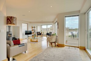 Smart-tv en een open haard