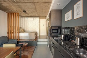 1 habitación, escritorio, tabla de planchar con plancha y wifi gratis