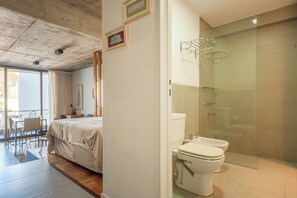 Deluxe Apartment, Balcony, Pool View | Bathroom
