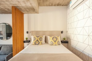 Deluxe appartement, balkon, uitzicht op zwembad | 1 slaapkamer, een bureau, een strijkplank/strijkijzer, gratis wifi