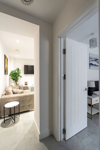 Avalon Luxury Stays
Stylish Rochester Apartment | Sleeps 4 | Netflix| Work Space