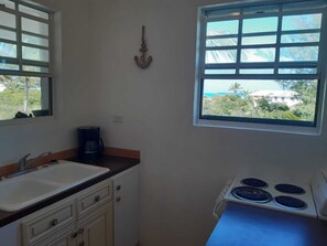 Kjøleskap, mikrobølgeovn, ovn og kokeplater