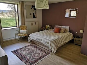 4 bedrooms, iron/ironing board, WiFi, bed sheets