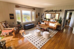 Televisor intel·ligent, videojocs, futbolí i llibres 