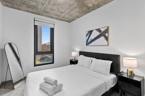 2 habitaciones, escritorio y tabla de planchar con plancha 