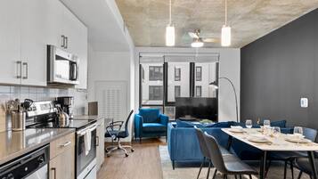 冰箱、微波炉、烤箱、炉灶