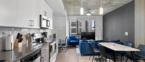 Køleskab, mikrobølgeovn, ovn, kogeplade