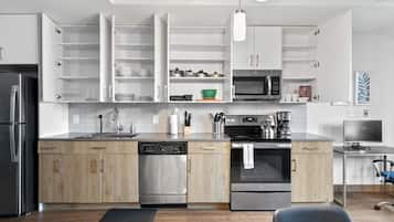 Kühlschrank, Mikrowelle, Ofen, Herdplatte