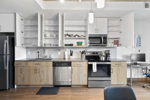 Fully Furnished| 2BR Steps from Dwntwn|Luxe &Cozy