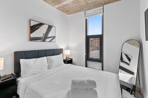 2 habitaciones, escritorio y tabla de planchar con plancha