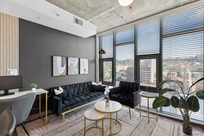 TV - Live the High Life – Chic 2BR Apartment in BHM (Birmingham)