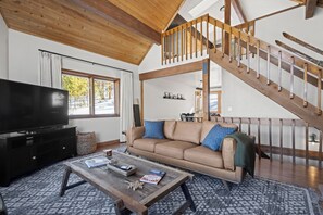 Älytelevisio, takka, kirjoja