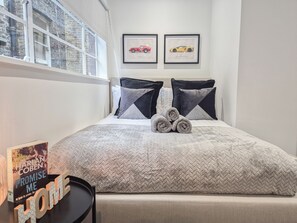 Iron/ironing board, travel cot, free WiFi, bed sheets - Cosy 1-bed studio flat w WiFi in Euston, Islington (London)