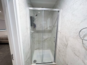 Secador de cabelo, toalhas de banho, sabonete, shampoo