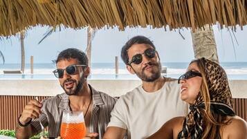 Bar en bord de piscine