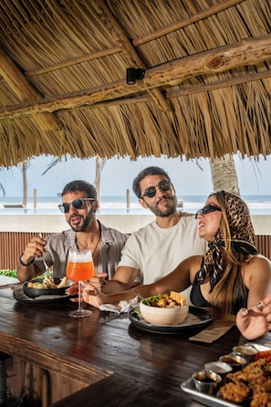 Bar en bord de piscine