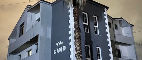 Vista frontal de la propiedad