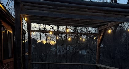 Charming 2-bedroom tiny cabin hot tub camp fire