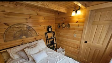 2 bedrooms, WiFi (free), bed sheets