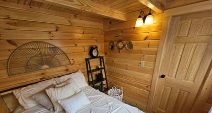 Charming 2-bedroom tiny cabin hot tub camp fire sauna