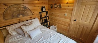 Charming 2-bedroom tiny cabin hot tub camp fire sauna