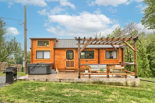 Charming 2-bedroom tiny cabin hot tub camp fire