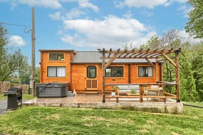 Charming 2-bedroom tiny cabin hot tub camp fire