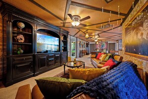 Smart TV, video games, table football - 9-bedrooms ~ 25 Mins To Parks ~ Pool, Water Slides Hot Tub, Sauna, Mini Golf! (Davenport)