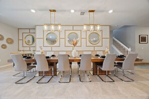 Dining - 9-bedrooms ~ 25 Mins To Parks ~ Pool, Water Slides Hot Tub, Sauna, Mini Golf! (Davenport)