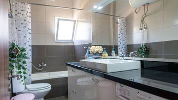 Hårføner, håndklær, såpe og toalettpapir