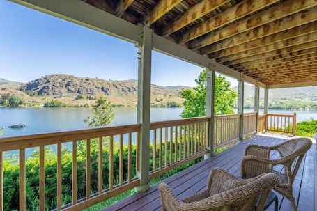 Terrace/patio. Wapato Lake Waterfront Retreat