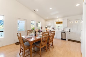 Dining - Wapato Lake Waterfront Retreat (Chelan County)